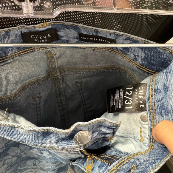 Curve appeal floral straight jeans size 12 // 101820 - Picture 2 of 2